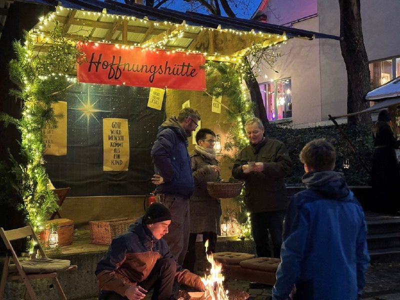 Die Hoffnungshütte 2024 auf dem Weihnachtsmarkt neben dem Pulverturm