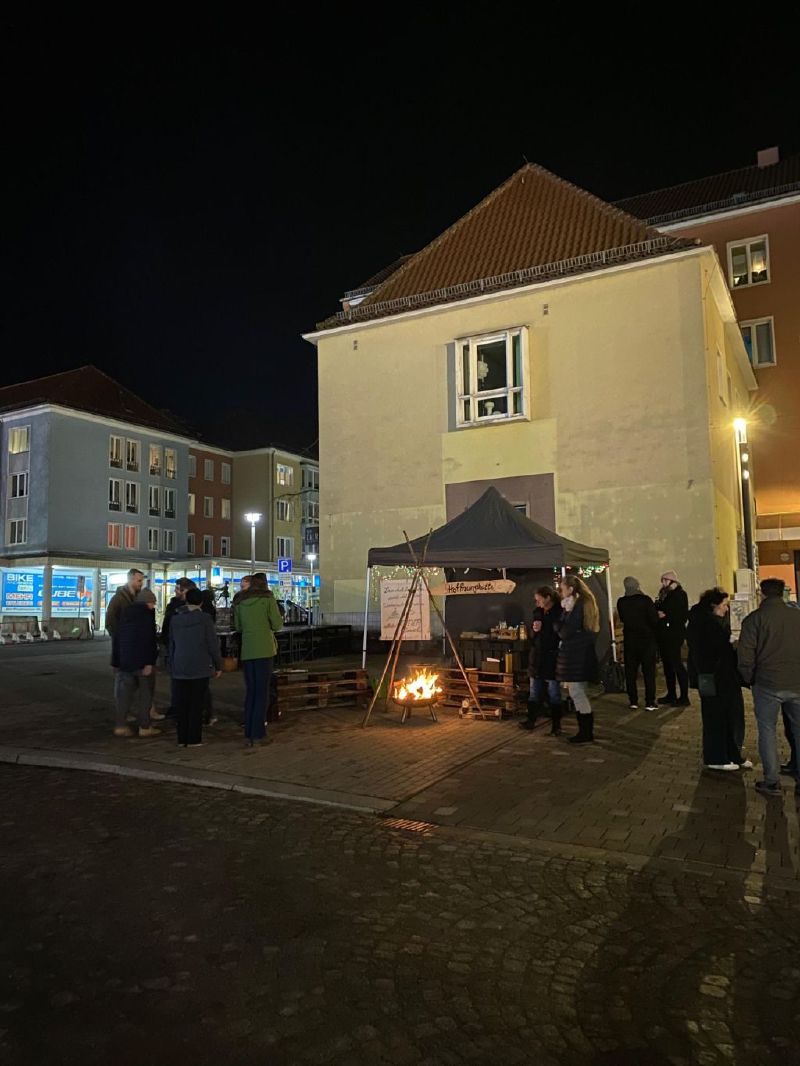 Abends vor dem Pavillon